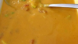 Recepta de cuina de Gaspatxo amb timbalet de seitons, alvocat i tomàquet