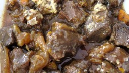Recepta de cuina de Galta de vedella guisada al porto amb encenalls de mousse de foie