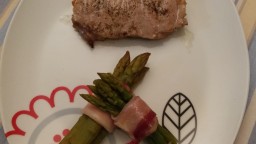 Recepta de cuina de Entrecot de vedella blanca a la graella amb garbetes d'espàrrecs verds amb cansalada