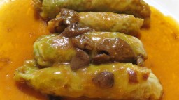Recepta de cuina de Farcellets de col amb carn picada i cama-secs
