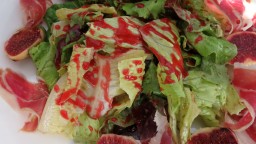 Recepta de cuina de Amanida de figues amb pernil ibèric, enciam i coulis de fruits vermells