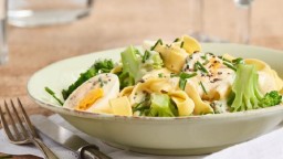 Recepta de cuina de Ous, bròquil i pasta amb salsa