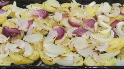 Recepta de cuina de Llobarro amb patates, ceba i vi blanc sec
