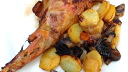 Recepta de cuina de Espatlla de cabrit al forn amb patates i xampinyons
