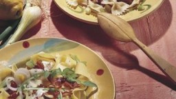 Recepta de cuina de Pasta amb ruca i pernil Serrano