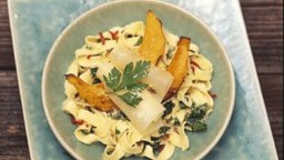 Recepta de cuina de Carabassa al forn sobre fideus amb oli de xili