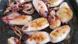 Recepta de cuina de Calamars  d’Arenys a la planxa amb fesols de l'ull negre o escurçatites