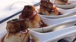Recepta de cuina de Vieires planxa amb foie de l'Empordà i salsa teriyaki