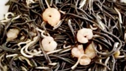 Recepta de cuina de Espaguetis negres amb gambetes i gules