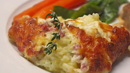 Recepta de cuina de Coca de patata amb cansalada i formatge gratinat