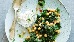 Recepta de cuina de Col Kale fregida amb cigrons i salsa de iogurt