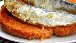 Recepta de cuina de Arengades amb pa amb tomàquet