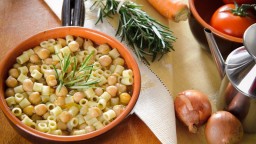 Recepta de cuina de Pasta amb cigrons i cansalada