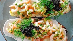 Recepta de cuina de Crostini amb gambetes i ous de peix