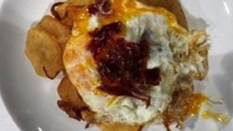 Recepta de cuina de Patata i ceba, amb pernil ibèric i ou trencat