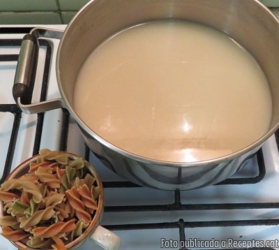 Recepta de cuina de Brou de carn i verdures amb pasta integral