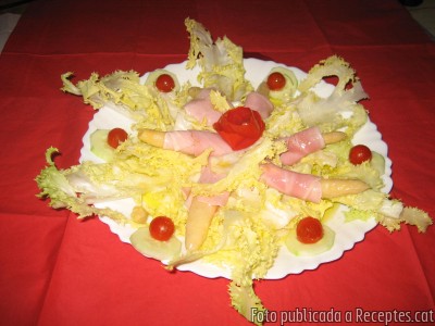 Recepta de cuina de Ensalada de escarola con esparragos y jamón dulce