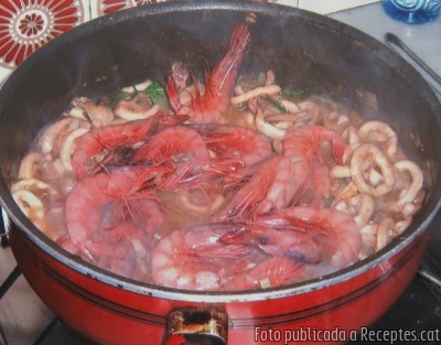 Fent les gambes juntament amb el sofregit i calamar. Recepta de cuina de Sarsuela