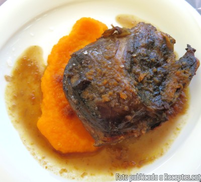 Recepta de cuina de Galtes de porc al forn amb salsa de vi negre amb parmentier de pastanaga