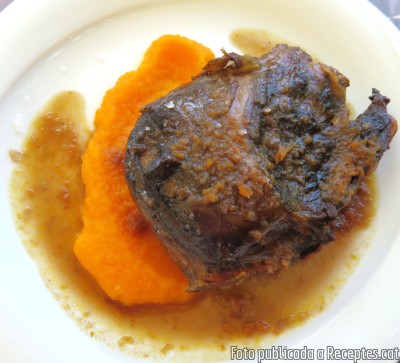 Galtes de porc al forn amb salsa de vi negre amb parmentier de pastanaga