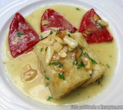 Bacallà a l'antiga amb pebrots del piquillo, alls i vi blanc