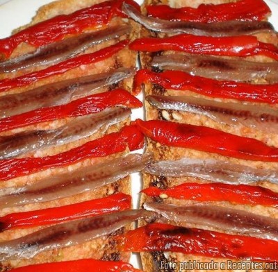 Recepta de cuina de Pa de pagès torrat amb pebrot escalivat i anxoves