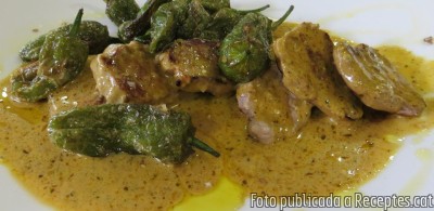 En el plat per degustar-lo Recepta de cuina de Filet de porc a la planxa amb salsa cafè de París i pebrots de Padrón