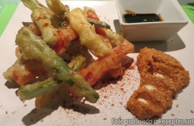 Hortalisses en tempura amb salsa romesco i soja