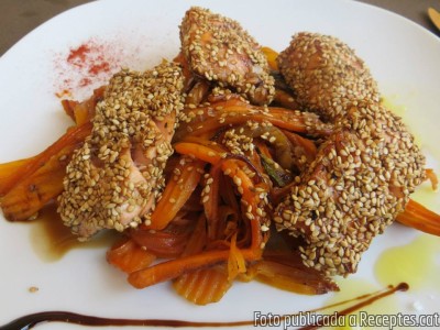 Recepta de cuina de Tataki de salmó amb sésam i soja amb juliana de verdures