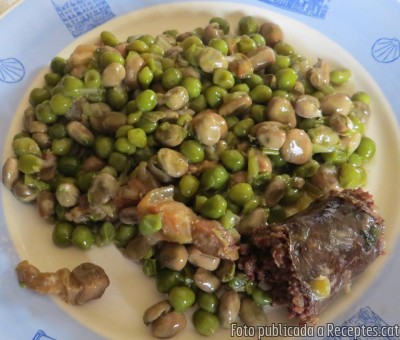 Ofegat de faves i pèsols  amb botifarra negra