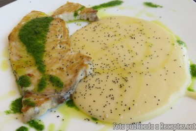 Peix espasa a la planxa amb parmentier de patata i emulsió d'all i julivert