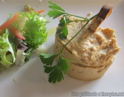 Recepta de cuina de Hummus de cigrons amb torrades i enciam