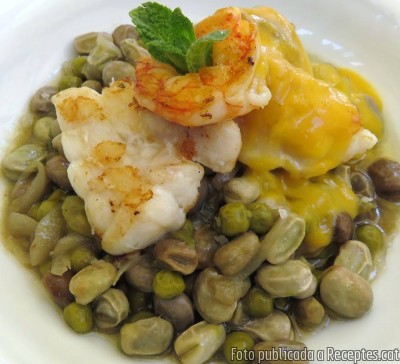Recepta de cuina de Faves i pèsols guisats a la menta amb rap, gamba i crema de carbassa