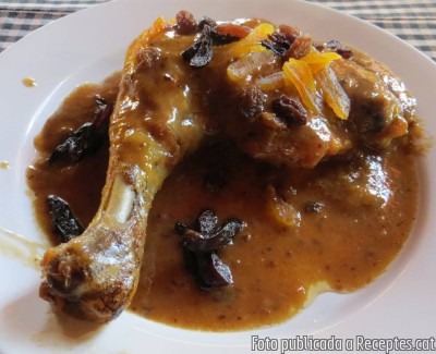 Recepta de cuina de Guisat de pollastre de pagès amb prunes seques i orellanes seques