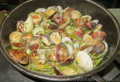 Cloïsses al vapor al forn de brasa amb emulsió d’all i julivert