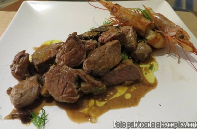 Recepta de cuina de Medallons de bou a la planxa amb bolets japonesos i llagostins