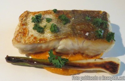 Lluç amb crema de moniato i all tendre