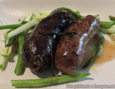 Recepta de cuina de Duet de botifarres a la flama, poma i mongeta tendra