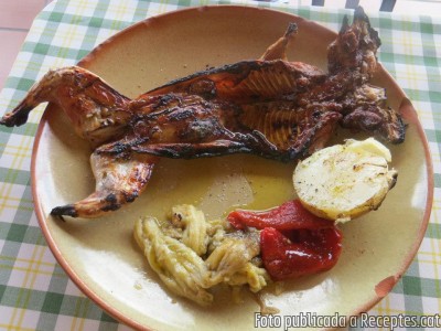 Recepta de cuina de Conill lletó a la brasa amb escalivada i patata al caliu