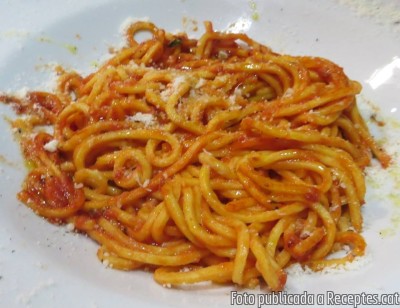 Espaguetis amb tomàquet, carn i parmesà