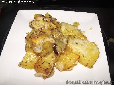 Patates al forn amb orenga i romaní gratinades amb formatge