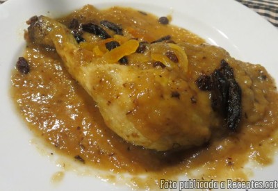 Recepta de cuina de Pollastre de pagès rostit amb prunes, orellanes i panses