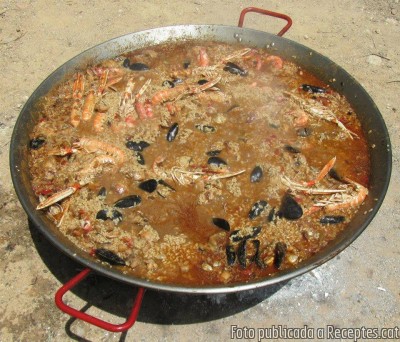 Recepta de cuina de Paella de carn i marisc feta amb llenya de ceps de vinya