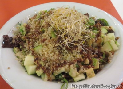 Recepta de cuina de Amanida de quinoa, alvocat i poma àcida