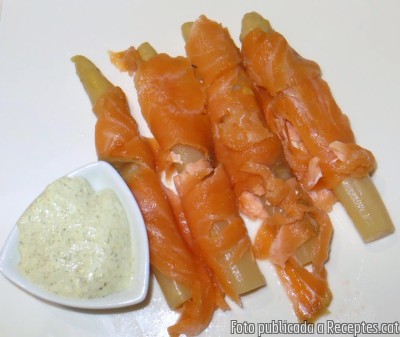 Recepta de cuina de Espàrrecs amb salmó i salsa tàrtara