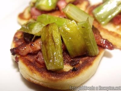 Recepta de cuina de Blinis amb calçots i salsa i amb espàrrecs verds i bacó