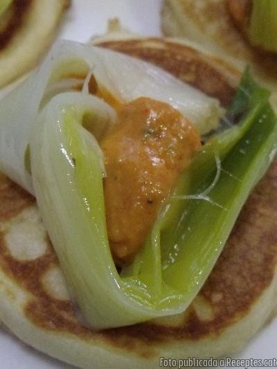 Recepta de cuina de Blinis amb calçots i salsa i amb espàrrecs verds i bacó