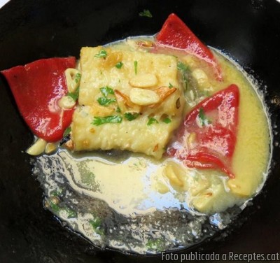 Recepta de cuina de Bacallà a l'antiga amb pebrots del piquillo, alls i vi blanc