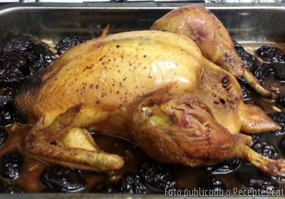 Recepta de cuina de Pollastre farcit de salsitxes, prunes i pinyons