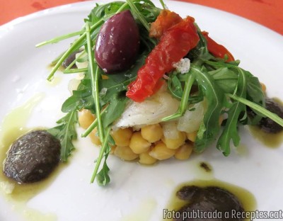 Recepta de cuina de Amanida de ruca, bacallà esqueixat, cigrons menuts, tomàquet sec i olivada